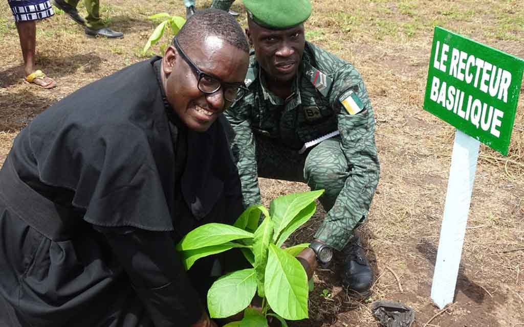 Cérémonie de planting d'abres à la Basilique